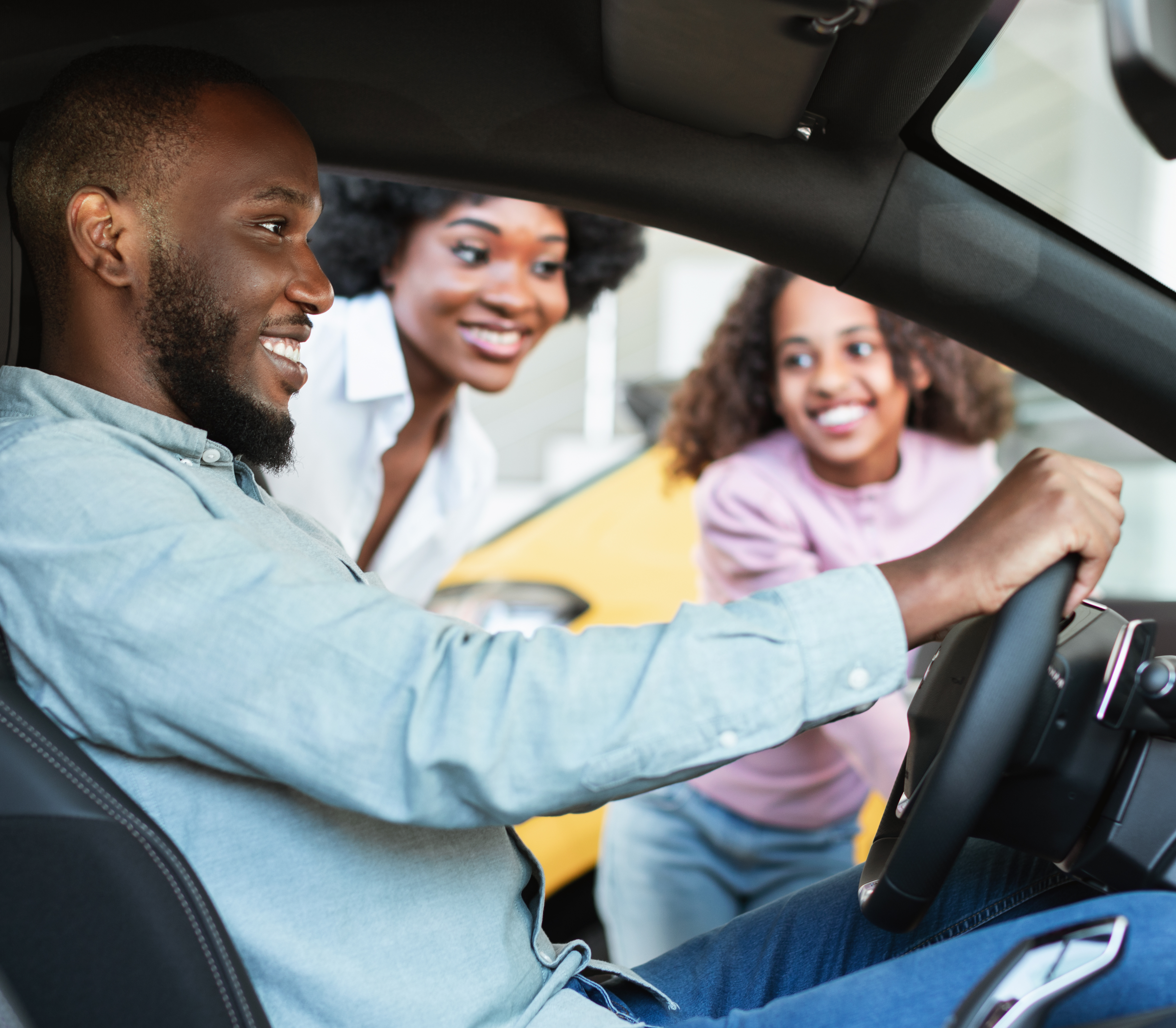 Familia viendo su auto recién traído por primera vez