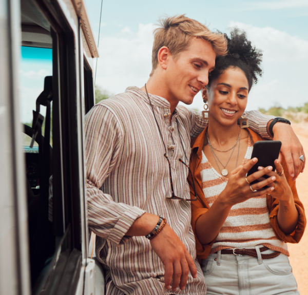recién casados comprando su primer auto a través de traigomiauto.com
