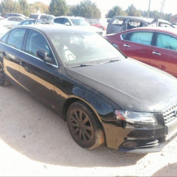 auto sedán en buen estado de 2013 o anterior