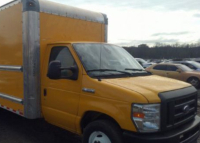 Camión de carga en excelente estado color amarillo