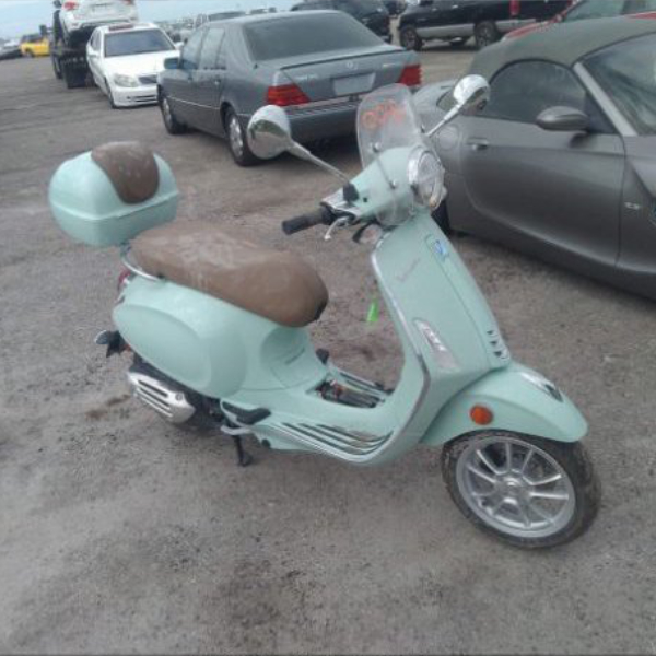 Moto Vespa de colección y asientos de cuero